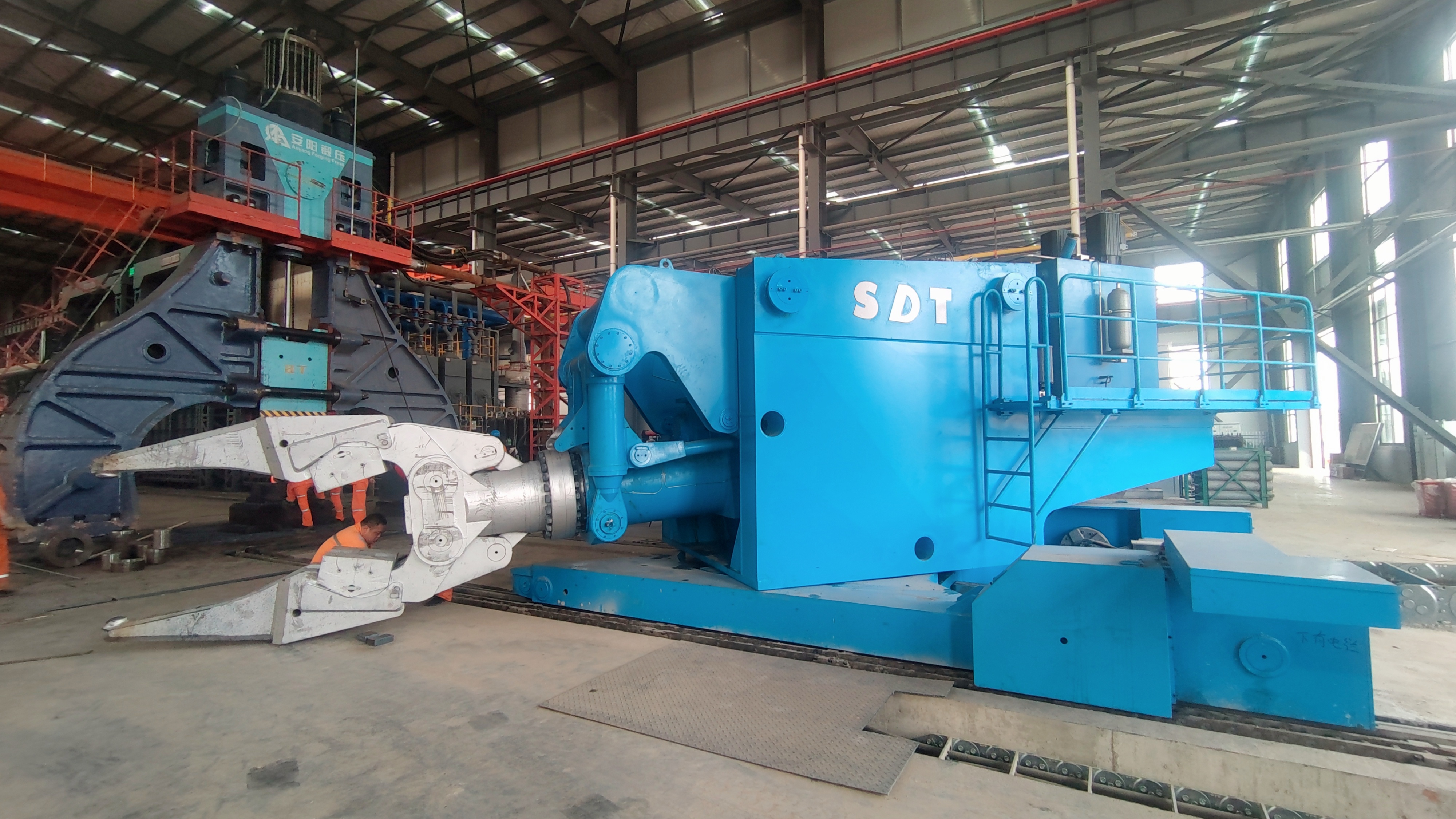 Hot workpiece handled during open-die forging